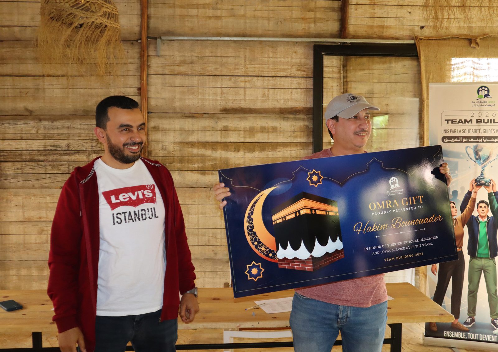 Remise du cadeau OMRA à un collaborateur IQRAE